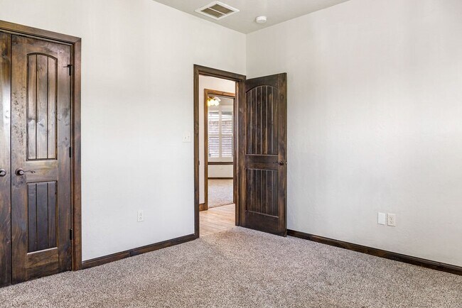 Building Photo - 12230 NE Deer Rdg Dr