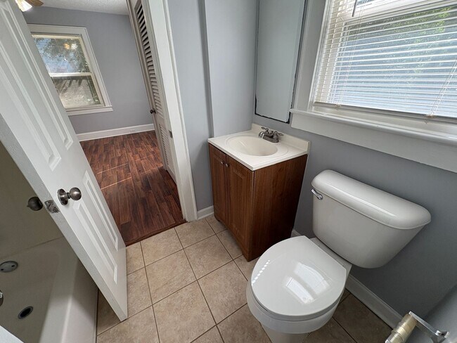 Building Photo - Charming 2 Bedroom home in Ashley Park