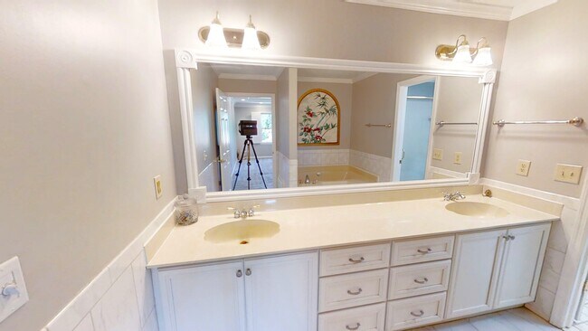 Building Photo - 4130 Knollcrest Cir N