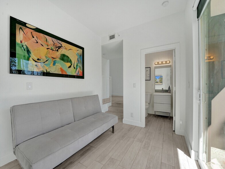 Building Photo - 703 SE 16th Ct