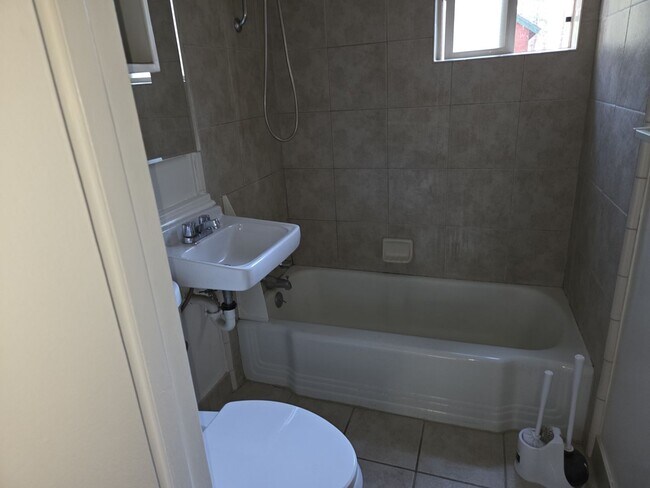 Building Photo - Unfurnished two bedroom apartment