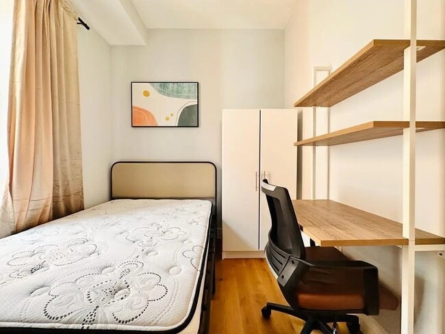 Building Photo - Furnished room/NOT APARTMENT