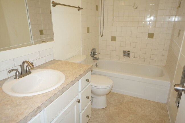 Building Photo - SW Portland 3 bedroom 2 bathroom Ranch
