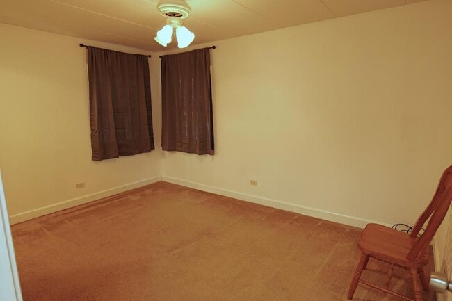 Building Photo - 10811 S Lloyd Dr