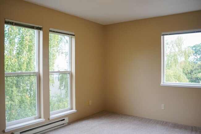 Building Photo - Top Floor 2 Bed 2 Bath with Vaulted Ceilin...