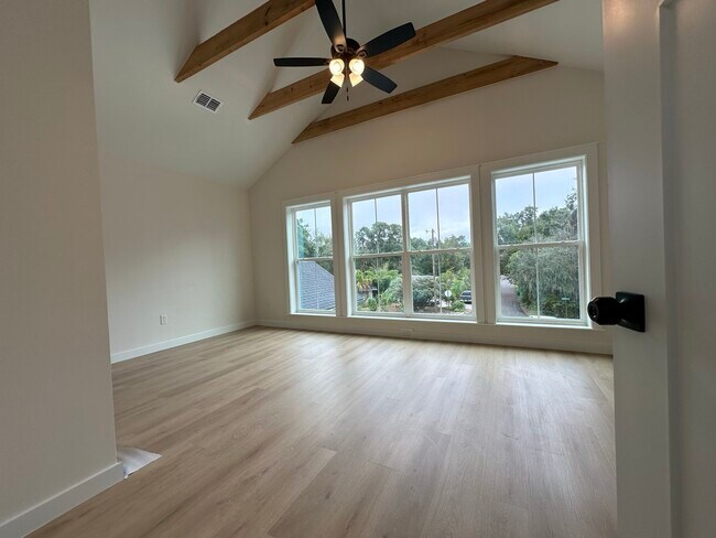 Building Photo - 207 Cherry Ave