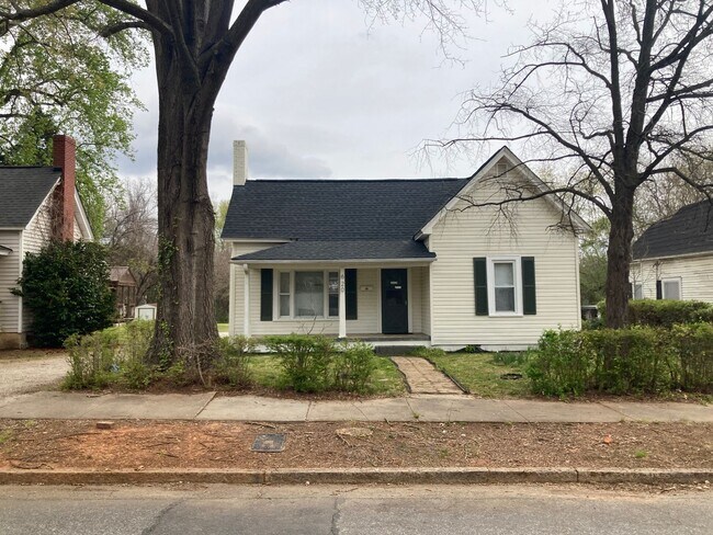 Building Photo - Super cute, newly renovated 3 bed, 1 bath ...