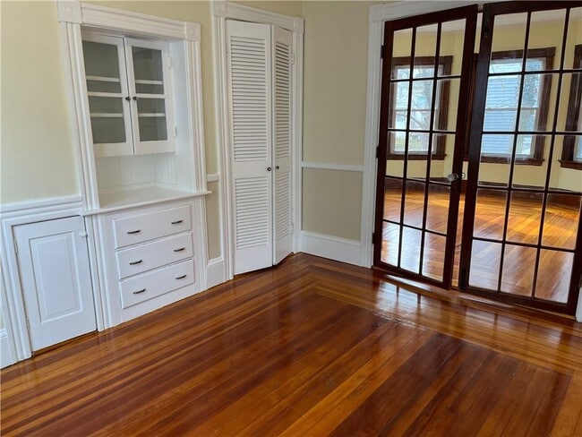 Building Photo - 121 Rutherglen Ave