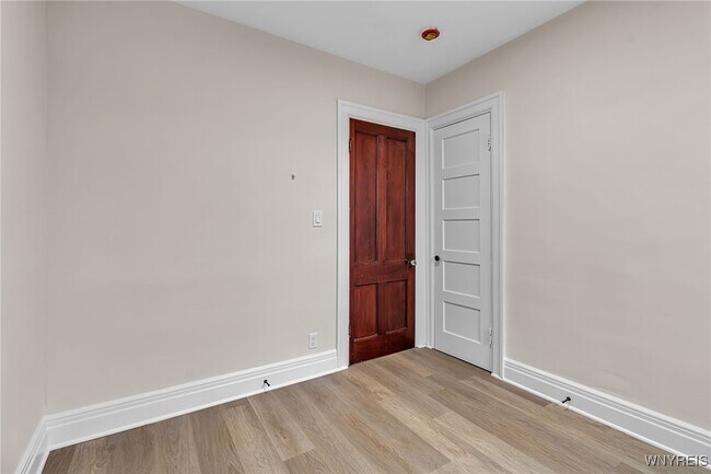 Building Photo - 404 Parkdale Ave