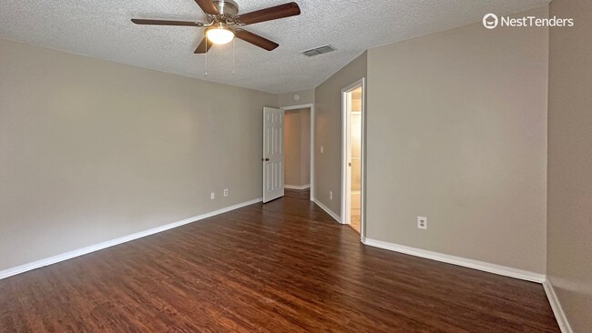 Building Photo - Large Updated Townhome in Argyle Forest!