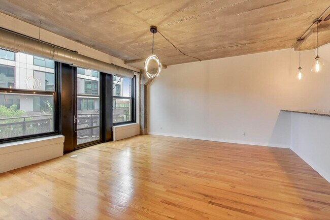 Building Photo - 1150 W 15th St