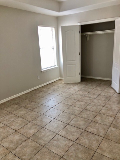 Building Photo - 724 S O'Hare Dr