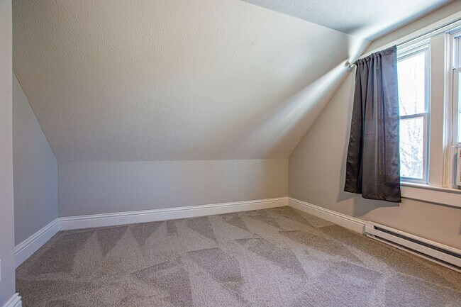 Building Photo - Cute 3 Bedroom / 1 Bath Home in Fremont!