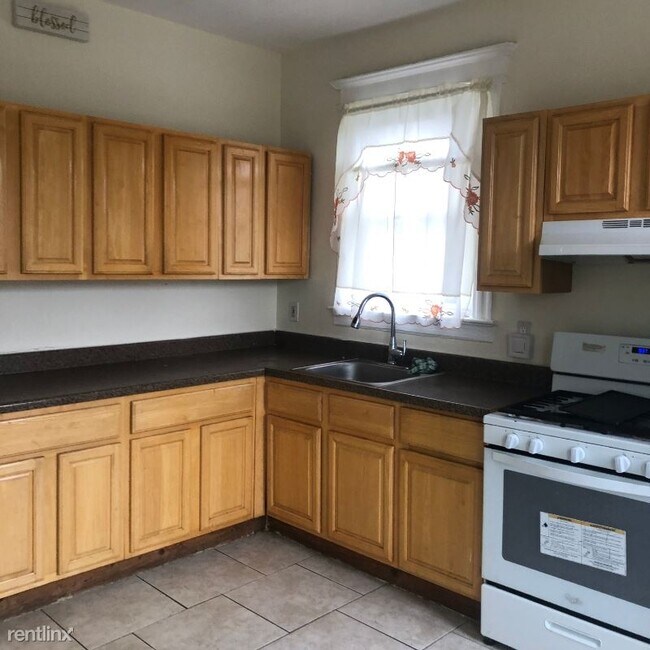 Building Photo - 3 br, 1 bath Apartment - 109 Chelsea Avenue