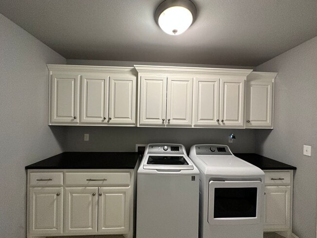 Building Photo - 3 bed, 2 bath -Aspen Pond