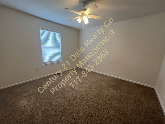 Building Photo - Beautiful 3 BR, 2.5 Bath home in Woodcrest Hills Condo located in Central York School District