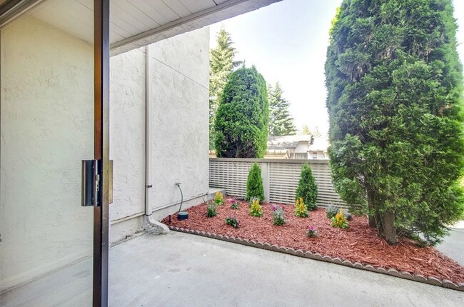 Building Photo - Welcome to this charming townhouse