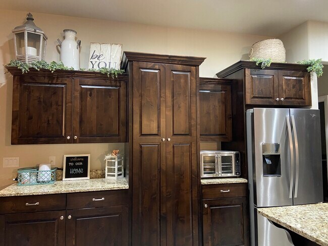 Building Photo - 463 E Ruby Pl