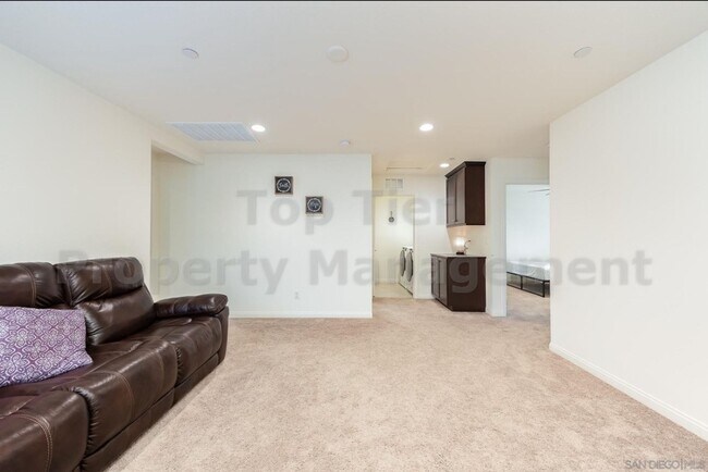 Building Photo - 506 Longmeadow St