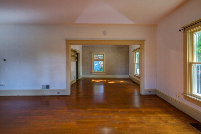 Building Photo - Charming bungalow