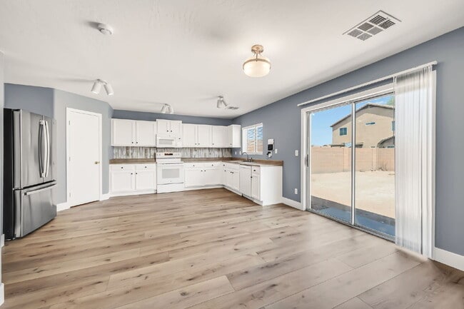 Building Photo - 2422 E Olivine Rd