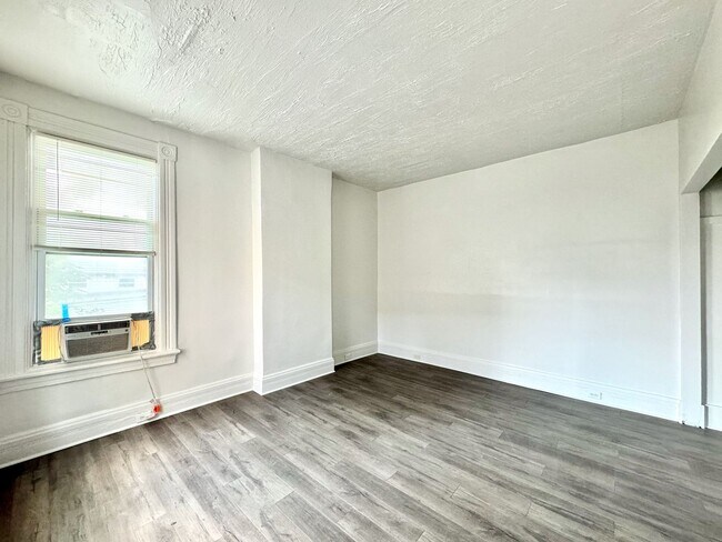 Building Photo - 2233 Victor St