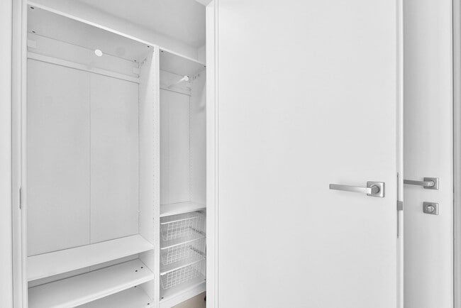 Building Photo - 1300 Brickell Bay Dr