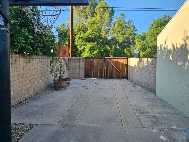 Building Photo - 3 spacious bedrooms and 3 bathrooms in Popular Encino location
