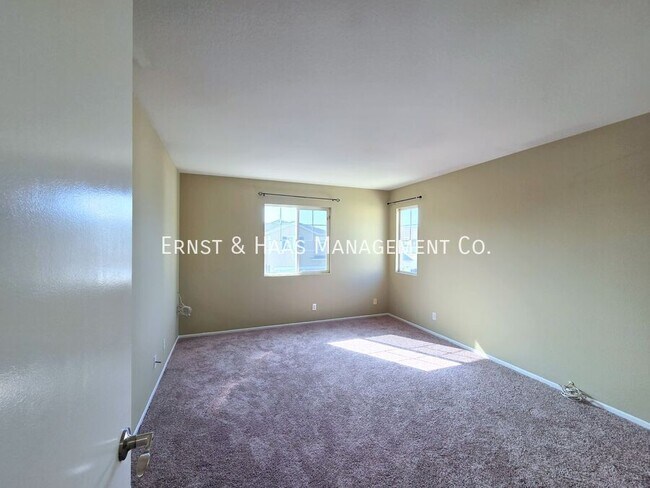 Building Photo - 2931 N Santa Fe Pl