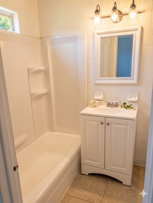 Building Photo - Spacious 3-Bedroom Home in Prime Pinellas Park Location – 1,354 Sq Ft