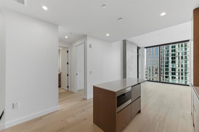 Building Photo - 610 Davis St