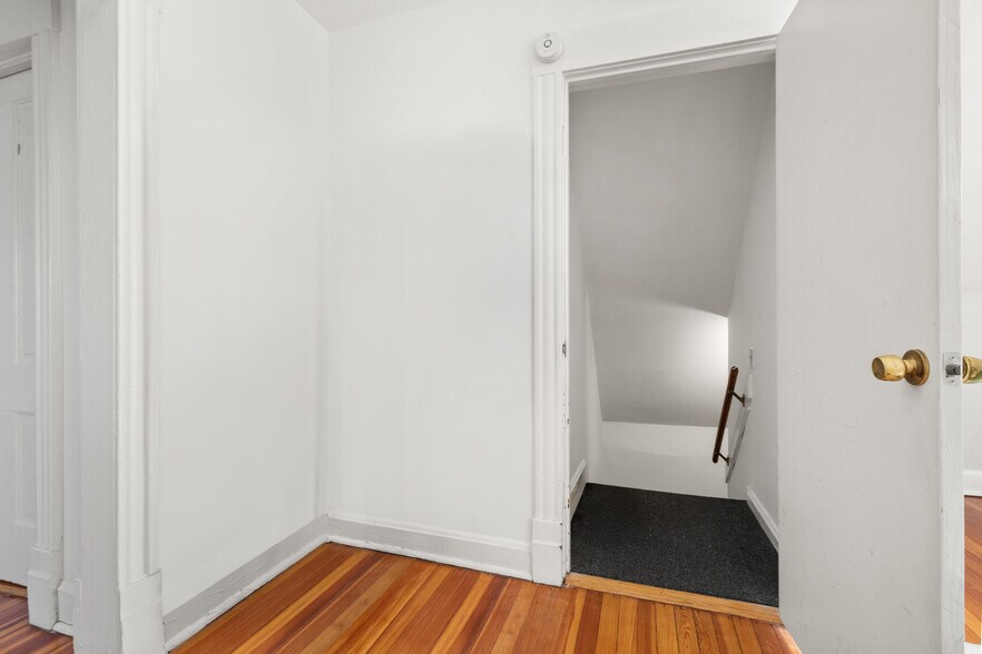 Building Photo - 1121 Leonard Pl