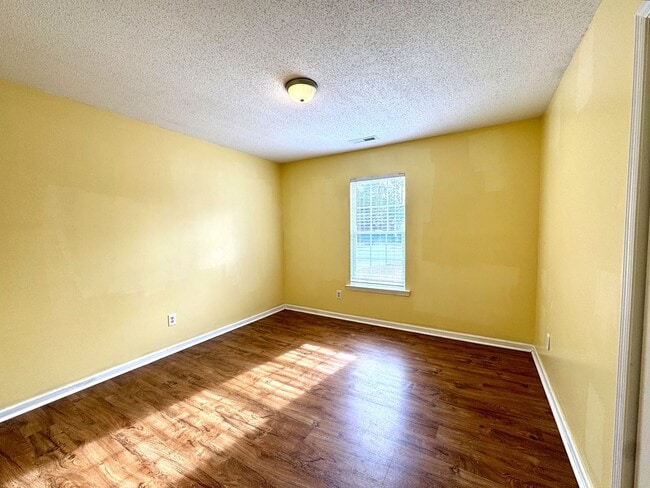 Building Photo - Adorable 2BR/2 Bath Duplex!