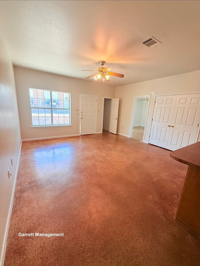 Building Photo - 813 E Ave I