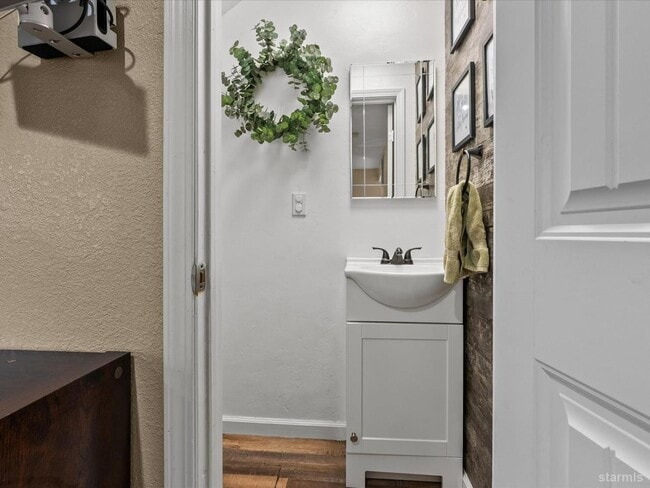 Building Photo - Nicely updated duplex 2Bd unit available s...