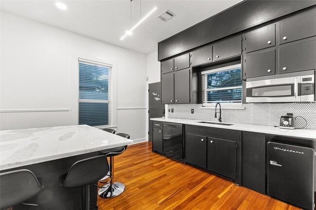 Building Photo - 315 W 9th St