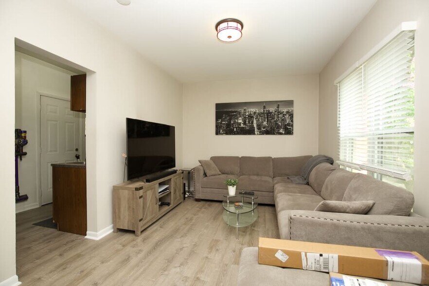 Building Photo - 724 W Roscoe St