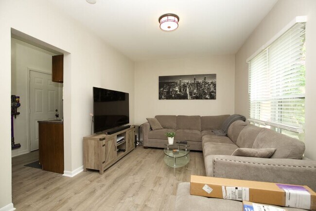 Building Photo - 724 W Roscoe St