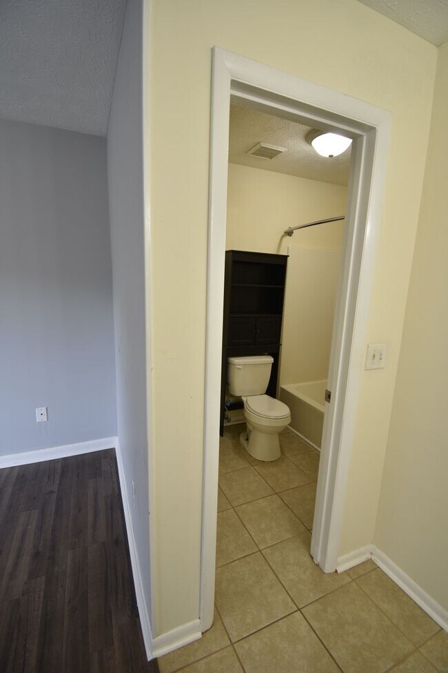 Building Photo - 6897 Kingsgate Dr