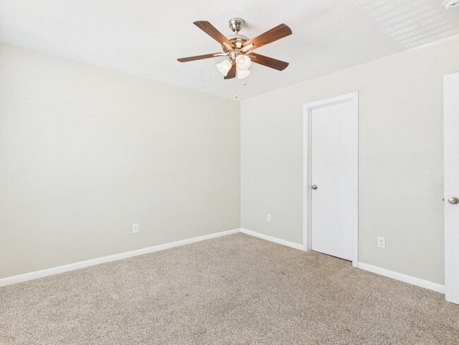 Building Photo - 1812 W Villa Maria Rd