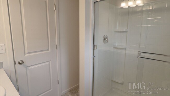 Building Photo - 3BD Home in Ridgefield in a Great Location!  Don't Miss Out!