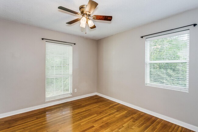 Building Photo - 4 bedroom home in Cordova Park