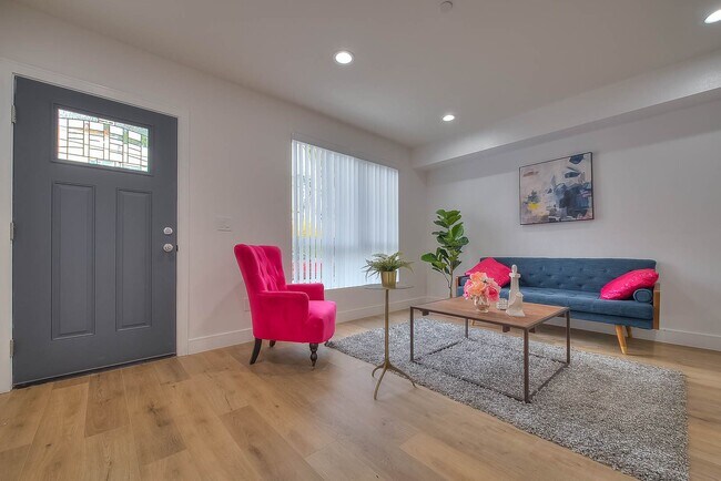 Building Photo - Luxury 2 & 4 Bed Townhomes in NoHo!