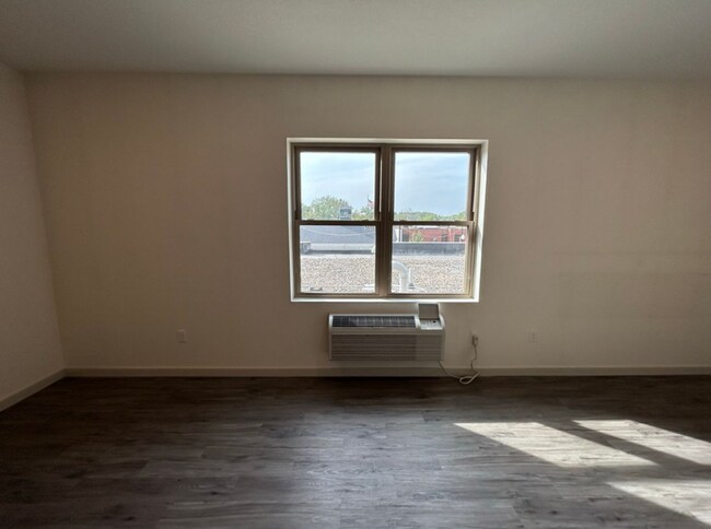 Building Photo - Studio Unit at Tiller+Main