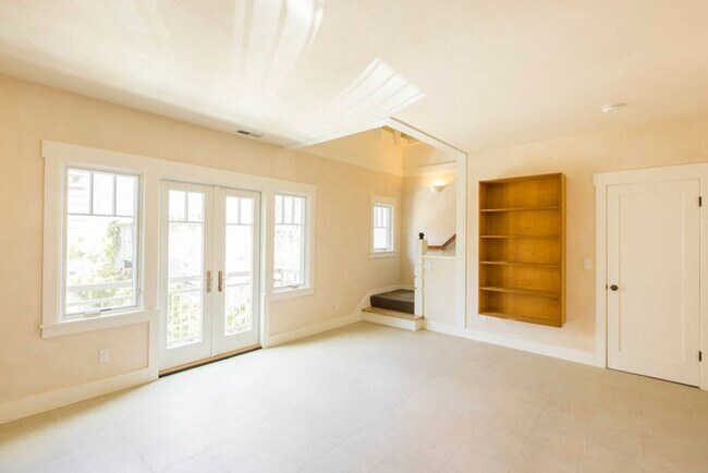 Building Photo - Balcony & Gas Fireplace: Sunny Apartment i...