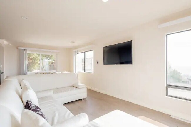 Building Photo - Hilltop 5BR Retreat w/ Sunset Views + Game Room