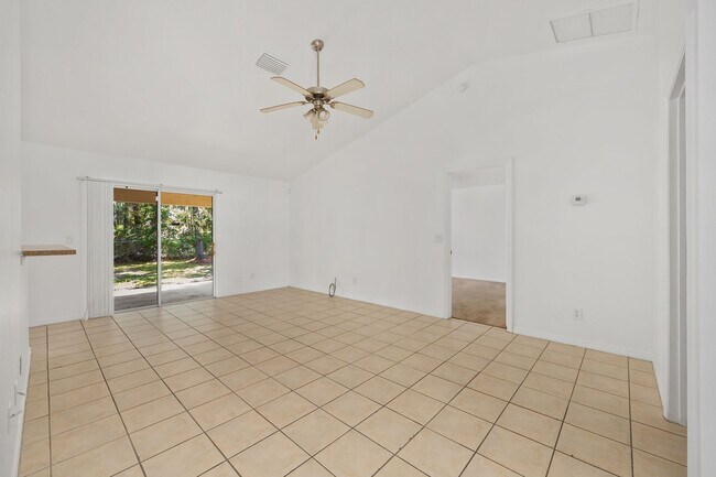 Building Photo - Spacious 3-Bedroom Home with Modern Open Floor Plan in Desirable Marion Oaks!