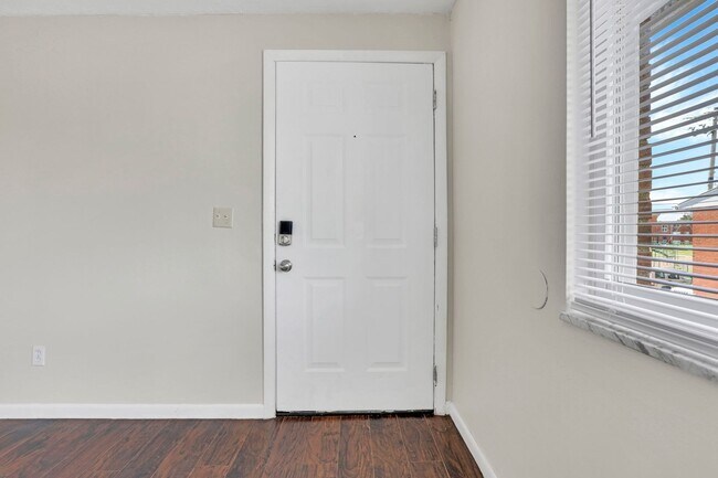 Building Photo - 861 Kingsford Rd