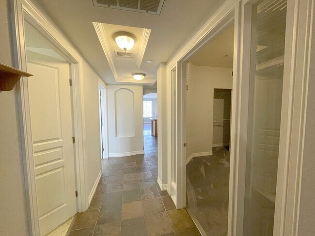 Building Photo - Bright & Spacious Condo Just One Block fro...