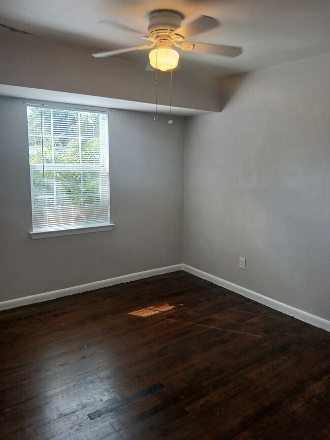 Building Photo - 4 Bedrooms and 1 Bath Near Hwy 75 and Fore...